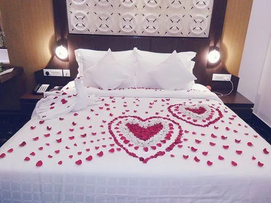 trang trí phòng cưới với hoa tươi