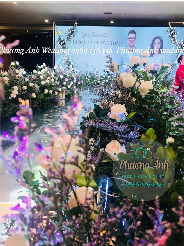 Hình ảnh thực tế trang trí lễ thành hôn cô dâu Phương Thảo, chú rể Quang Vũ tại Rừng Hương Palace, Nam Từ Liêm trang trí sân khấu tiệc cưới nam từ liêm