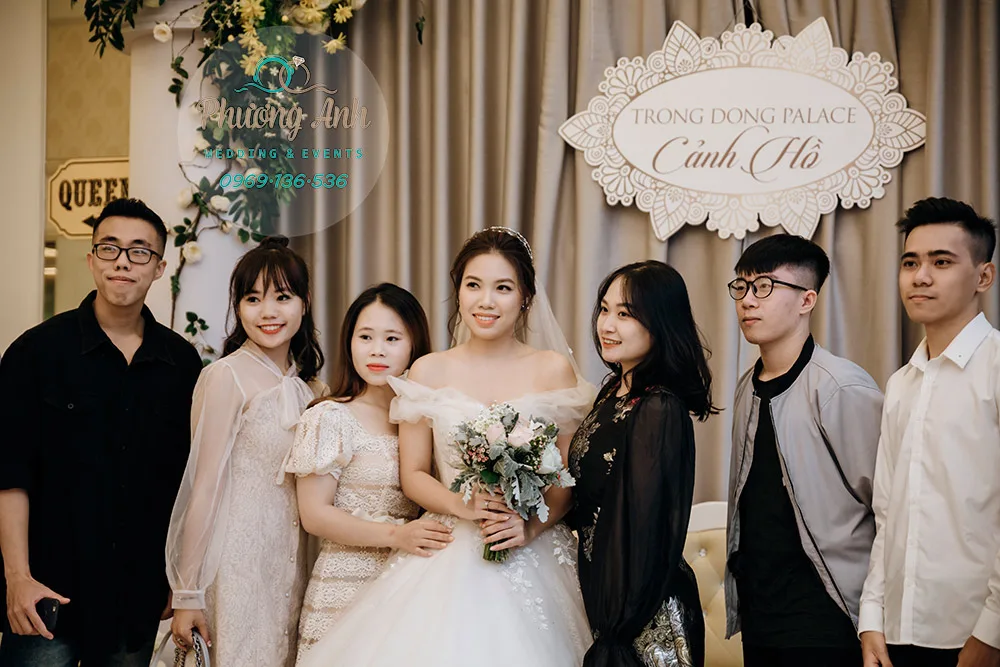 trang trí sảnh tiệc tú linh