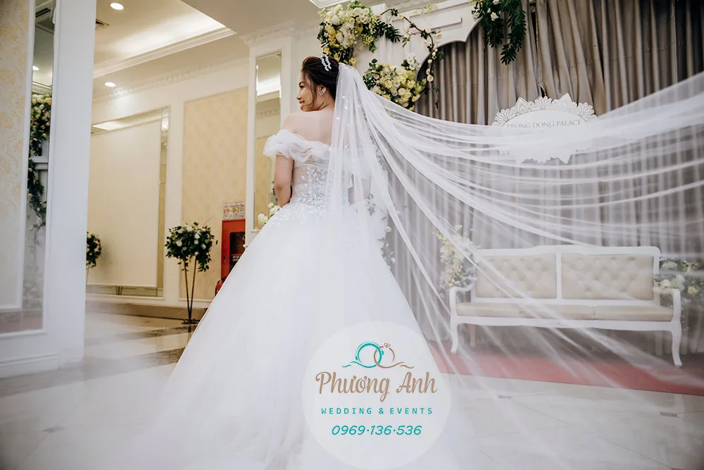 trang trí sảnh tiệc tú linh