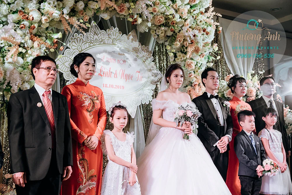 trang trí sảnh tiệc tú linh