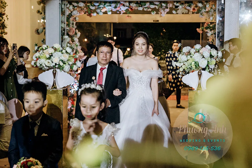trang trí sảnh tiệc tú linh