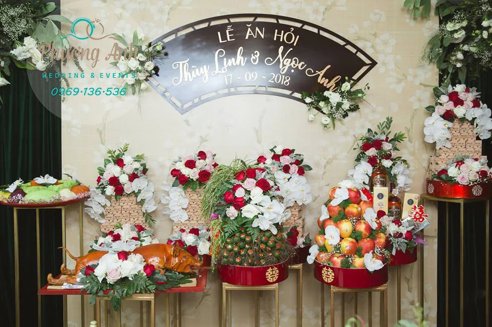 Hình ảnh lễ ăn hỏi 9 tráp sơn mài cao cấp tại lễ ăn hỏi cô dâu Ngọc Linh, chú rể Ngọc Anh tại nhà riêng trên đường Dương Đình Nghệ, Nam Từ Liêm trang trí tráp ăn hỏi hà nội