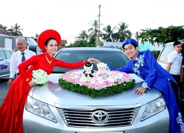 trang trí xe cưới bằng hoa giả