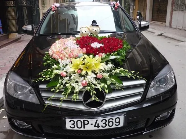 trang trí xe cưới màu đen