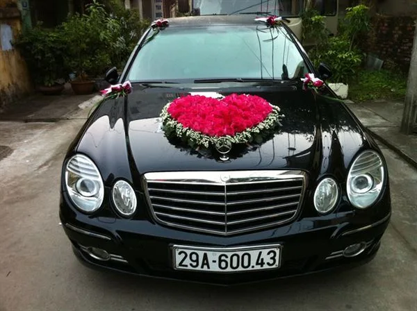 trang trí xe cưới màu đen