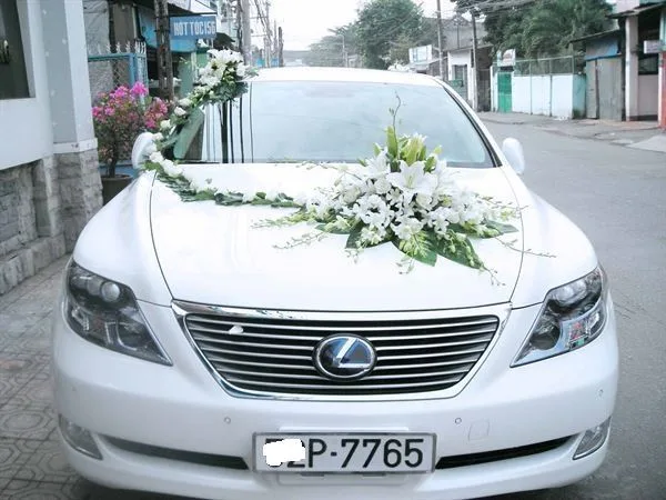 trang trí xe hoa bằng hoa giả