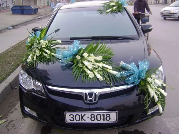trang trí xe hoa bằng hoa tươi