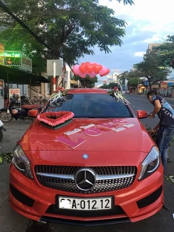 trang trí xe cưới màu đỏ