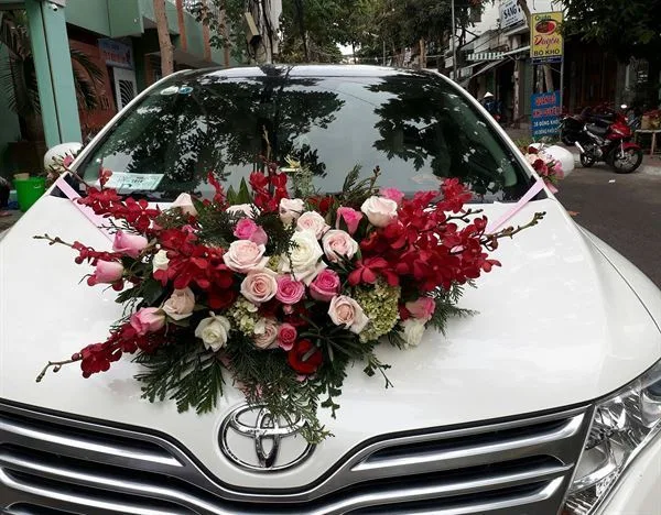 trang trí xe hoa màu trắng