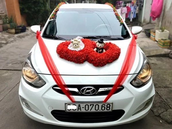 trang trí xe hoa màu trắng