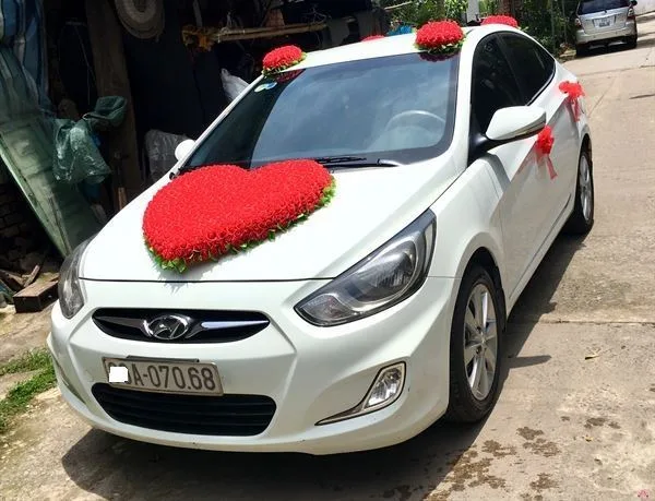 trang trí xe hoa màu trắng