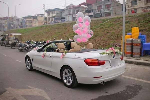 trang trí xe hoa màu trắng