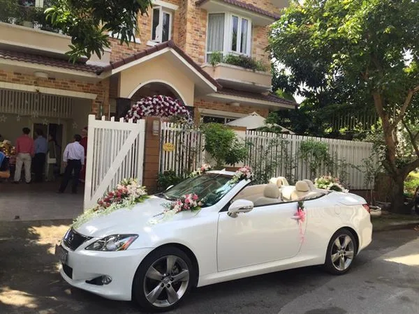 trang trí xe hoa màu trắng