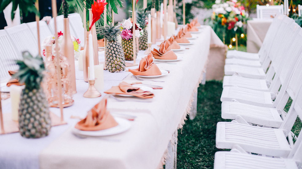 trang trí tiệc cưới mùa hè