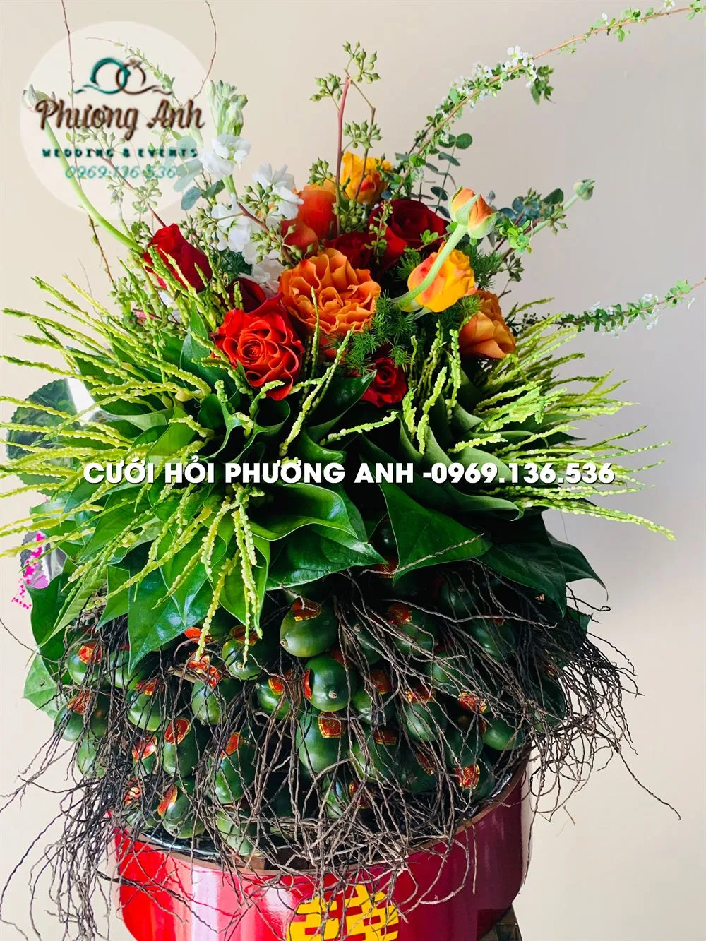 Tráp trầu cau kết hợp với nhiều loại hoa