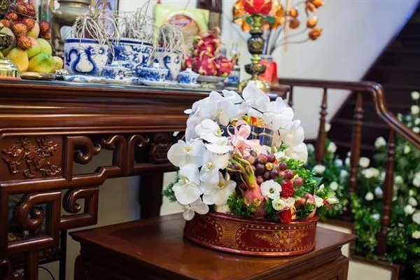Những lễ vật mà nhà gái nhận được từ nhà trai sẽ được đặt lên bàn thờ tổ tiên để thắp hương tráp dạm ngõ phong tục cưới hỏi miền bắc