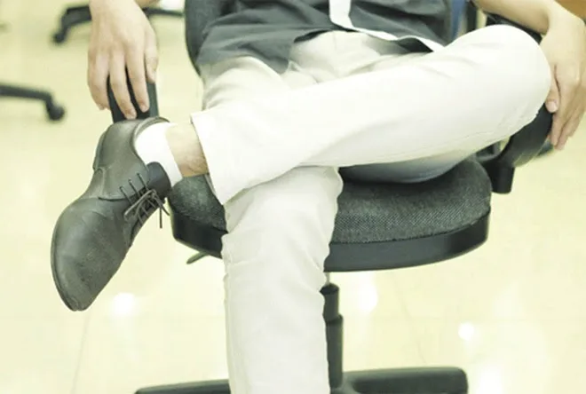 Khi ra mắt nhà người yêu, tránh ngồi gác chân kiểu này