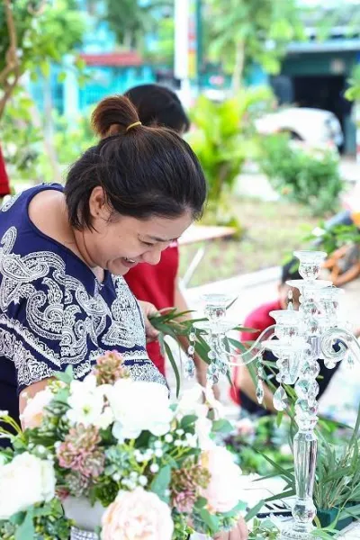 Nhân viên đang trang trí đám cưới, hỏi Nhân viên đang trang trí đám cưới, hỏi