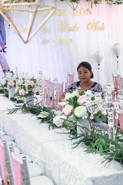 Nhân viên đang trang trí đám cưới, hỏi Nhân viên đang trang trí đám cưới, hỏi