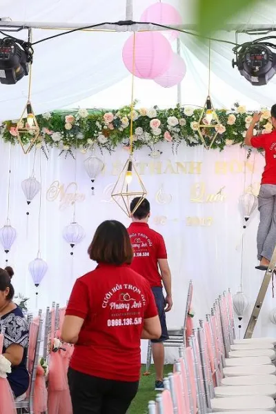 Nhân viên đang trang trí đám cưới, hỏi Nhân viên đang trang trí đám cưới, hỏi