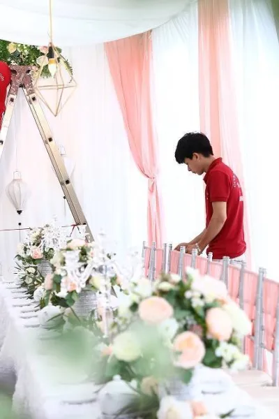 Nhân viên đang trang trí đám cưới, hỏi Nhân viên đang trang trí đám cưới, hỏi