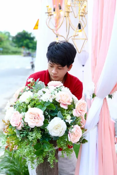 Nhân viên đang trang trí đám cưới, hỏi Nhân viên đang trang trí đám cưới, hỏi