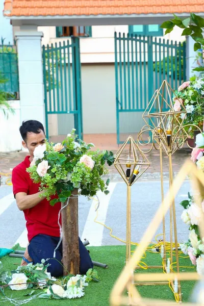 Nhân viên đang trang trí đám cưới, hỏi Nhân viên đang trang trí đám cưới, hỏi