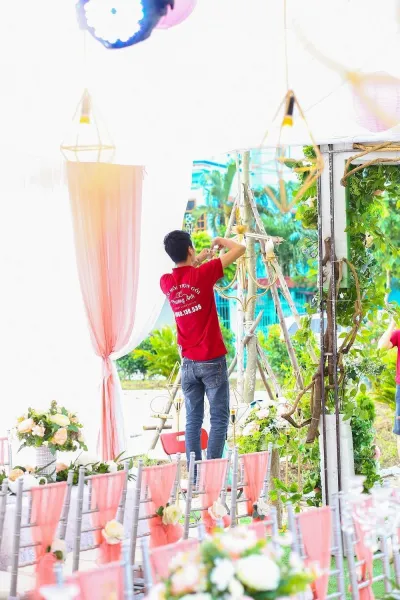 Nhân viên đang trang trí đám cưới, hỏi Nhân viên đang trang trí đám cưới, hỏi