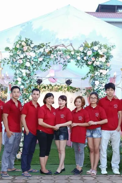 Nhân viên đang trang trí đám cưới, hỏi Nhân viên đang trang trí đám cưới, hỏi