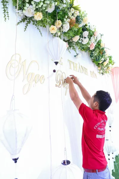 Nhân viên đang trang trí đám cưới, hỏi Nhân viên đang trang trí đám cưới, hỏi