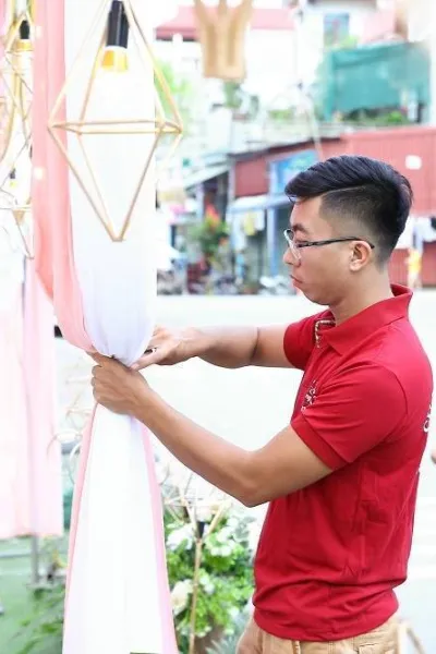 Nhân viên đang trang trí đám cưới, hỏi Nhân viên đang trang trí đám cưới, hỏi