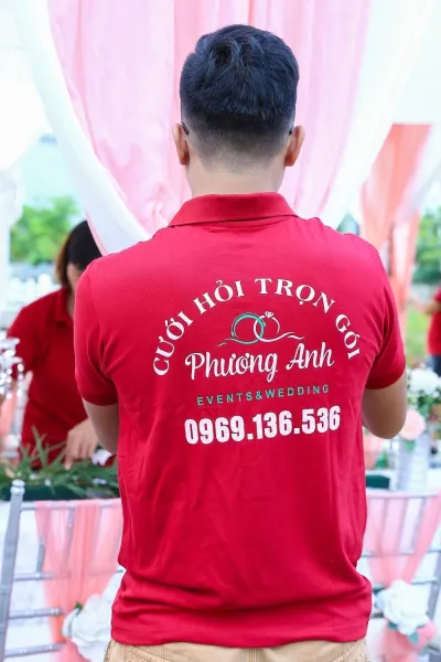 Nhân viên đang trang trí đám cưới, hỏi Nhân viên đang trang trí đám cưới, hỏi