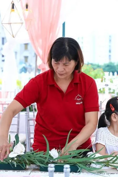 Nhân viên đang trang trí đám cưới, hỏi Nhân viên đang trang trí đám cưới, hỏi