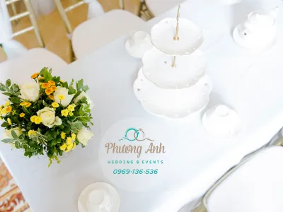 trang trí hoa bàn tiệc cưới