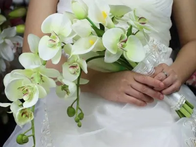 Bó hoa cầm tay cô dâu hoa lan 