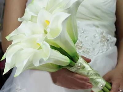 Bó hoa rum cầm tay cô dâu