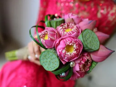 Bó hoa cưới cầm tay cô dâu hoa Sen