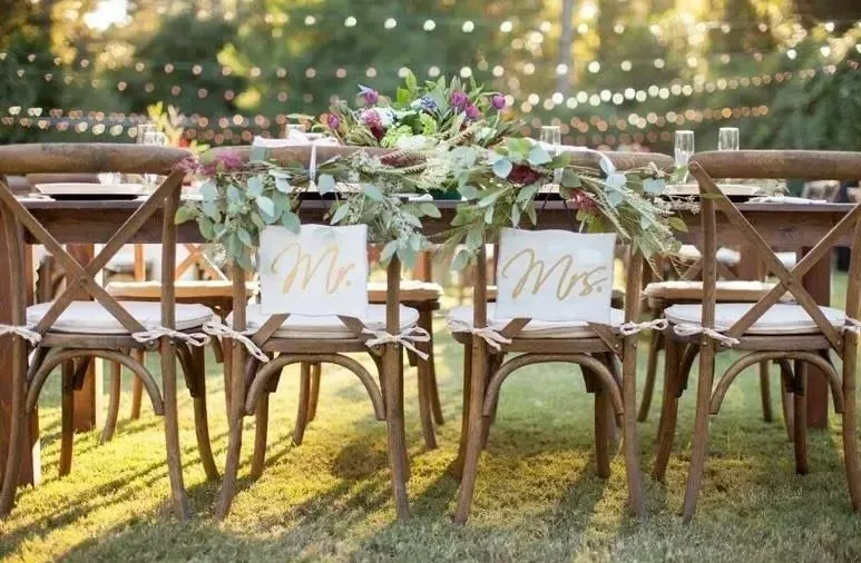 Sử dụng phong cách du mục trang trí ghế đám cưới