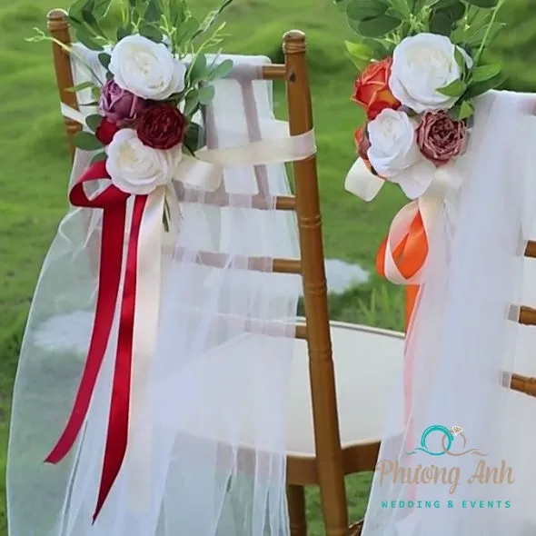 Ý tưởng trang trí ghế đám cưới với ruy băng