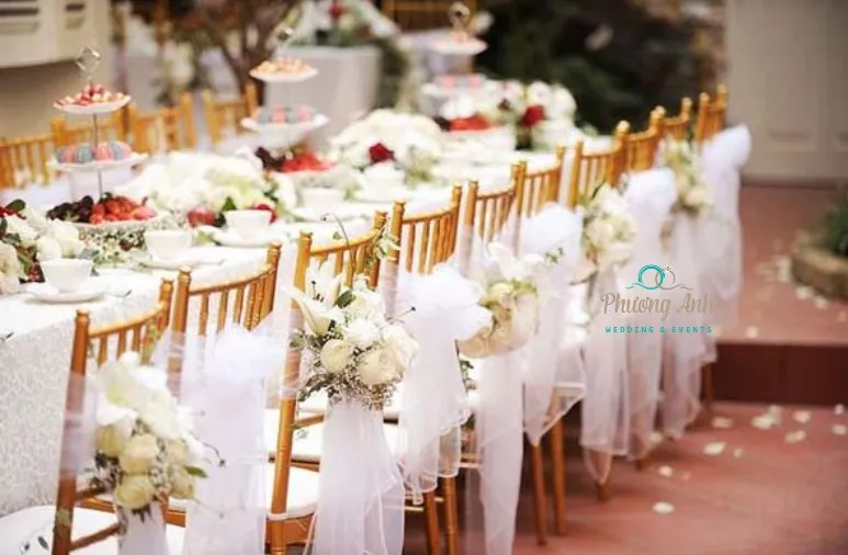 Trang trí ghế đám cưới với hoa