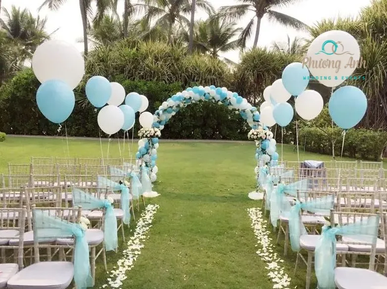 trang trí ghế đám cưới với bong bóng