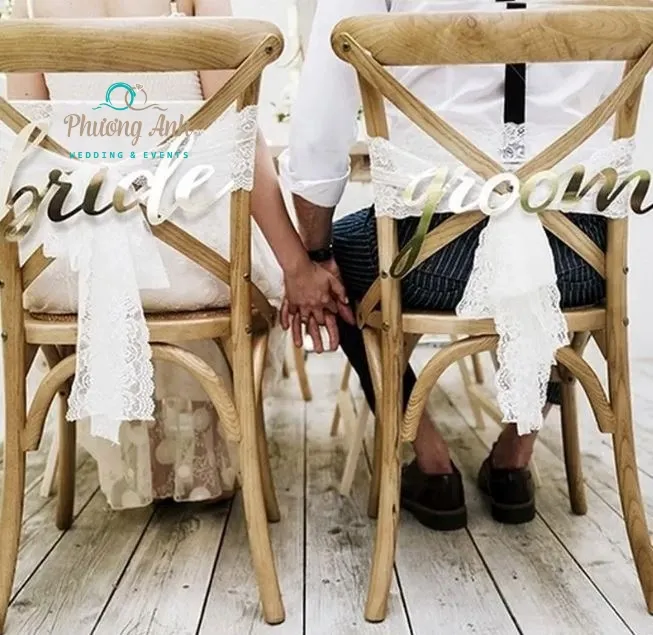 trang trí ghế đám cưới theo tên dâu rể