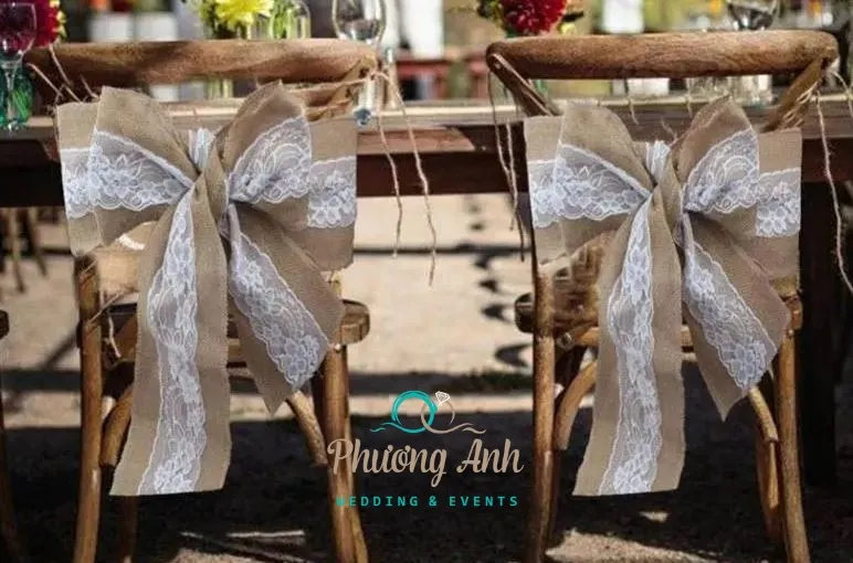 trang trí ghế đám cưới với vải bố