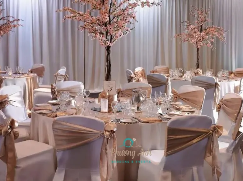 Dùng váy quây ghế trang trí ghế đám cưới 