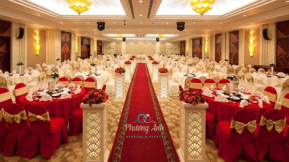 Dùng đồng bộ áo ghế và nơ