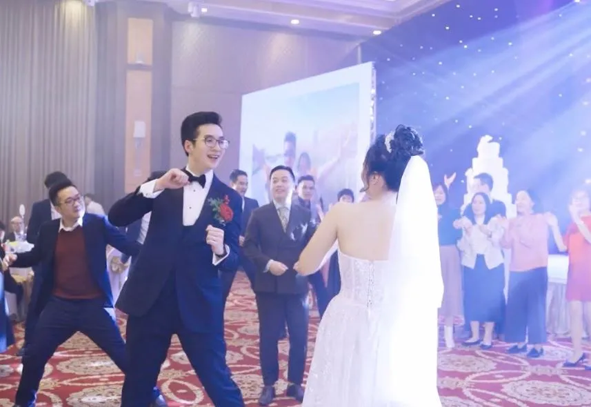 Tiệc gần tàn là lúc các hoạt động văn nghệ, giải trí diễn ra