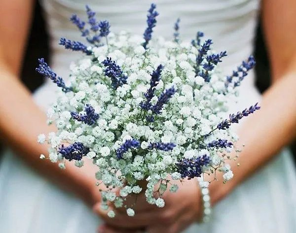 Hoa baby kết hợp với một vài cành oải hương tím thơ mộng làm nổi bật nét đẹp và cũng là điểm nhấn cho cô dâu thêm phần quyến rũ.