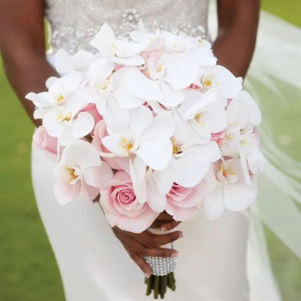 Sự huyền bí và quyến rũ mà hoa lan mang lại làm nền giúp cô dâu chú rể nổi bật và lộng lẫy hơn