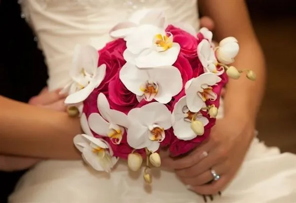 Kết hợp hai sắc màu đối lập giữa hoa hồng đỏ và hoa lan trắng